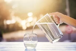 آیا نوشیدن آب برای پوست های چرب خوب است؟